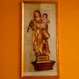 ...Giuseppe ci conduce tra gli eleganti corridoi della scuola, che trasudano di storia e di immagini religiose